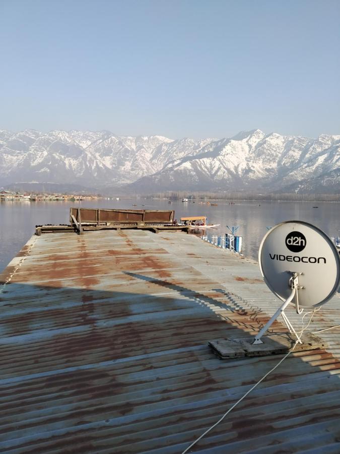 Houseboat Young Snow View Front Line Dal Lake Срінагар Екстер'єр фото