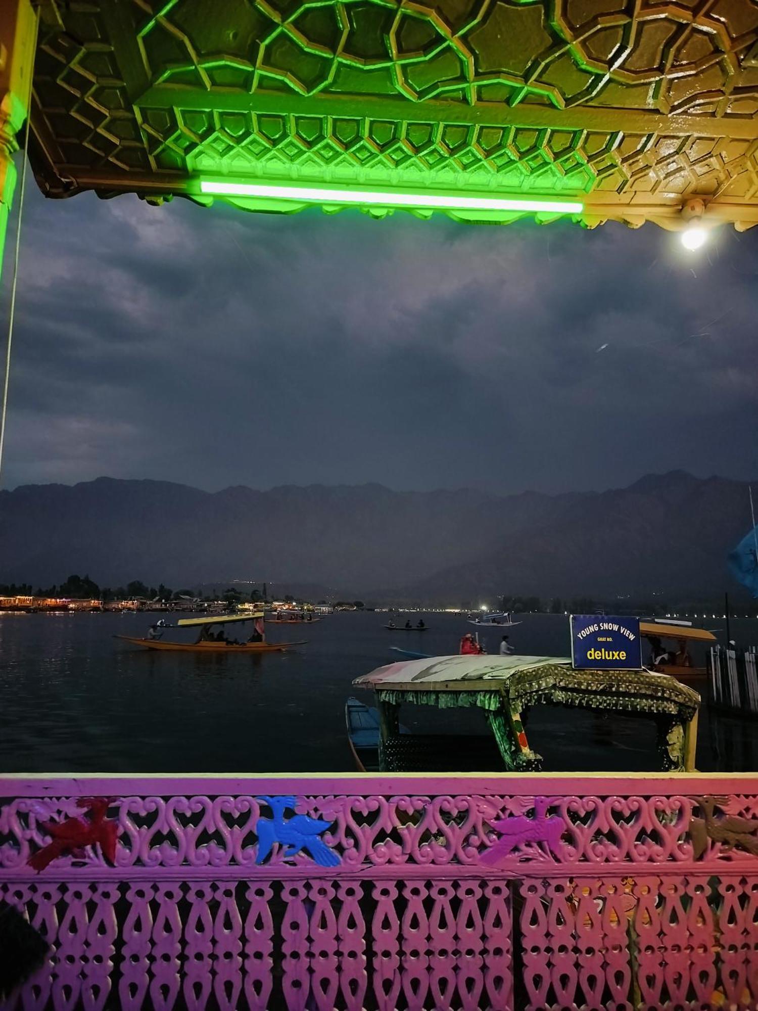 Houseboat Young Snow View Front Line Dal Lake Срінагар Екстер'єр фото