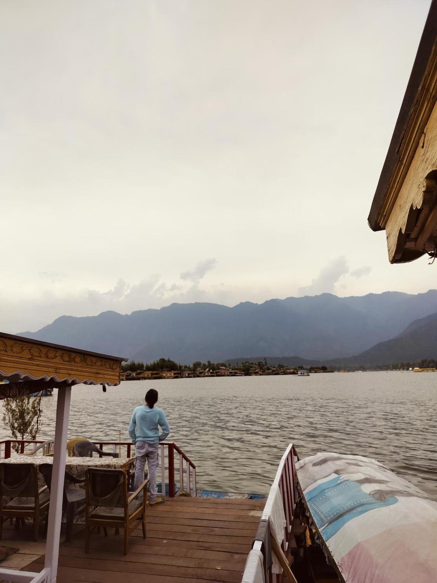 Houseboat Young Snow View Front Line Dal Lake Срінагар Екстер'єр фото