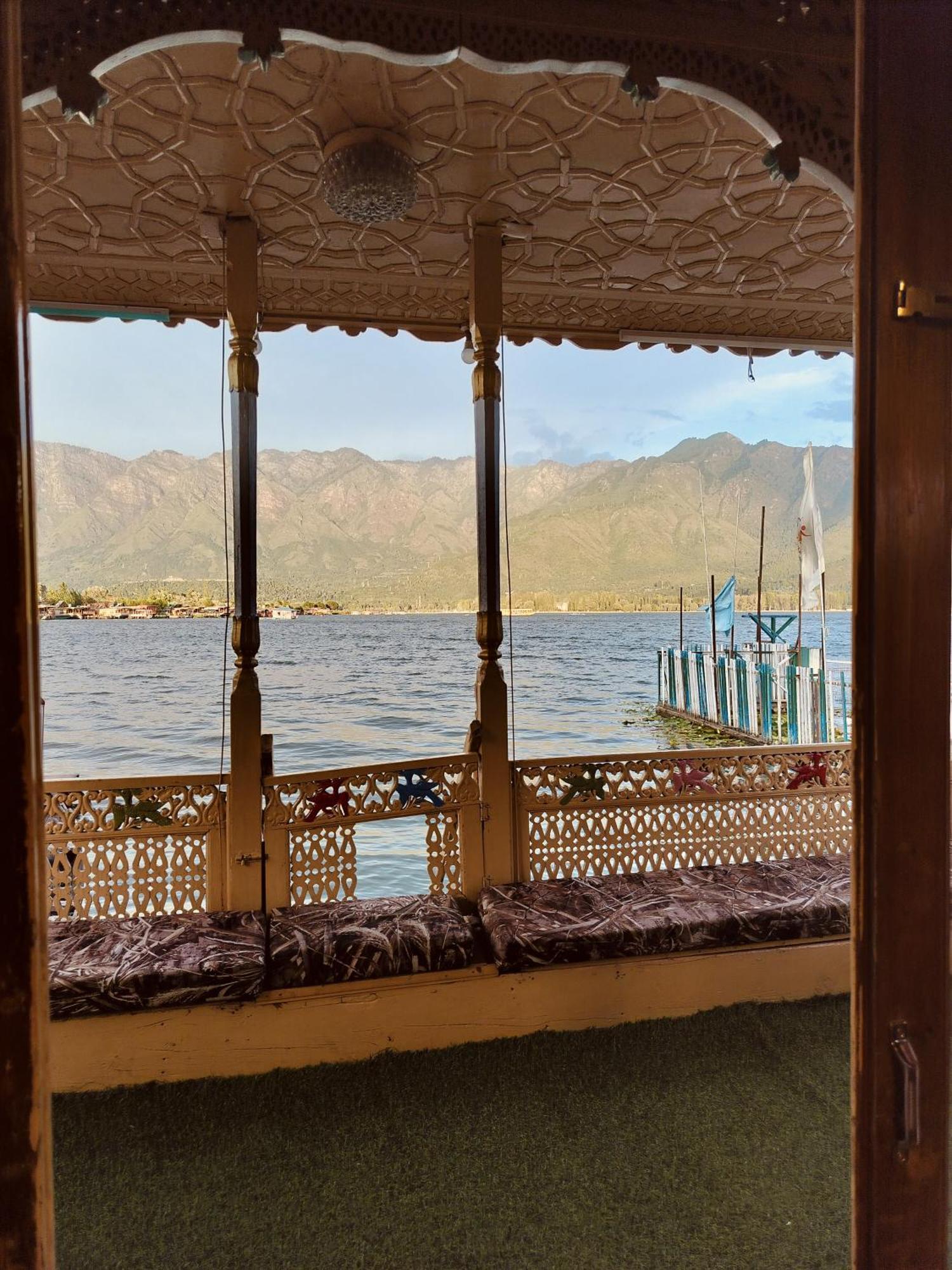 Houseboat Young Snow View Front Line Dal Lake Срінагар Екстер'єр фото
