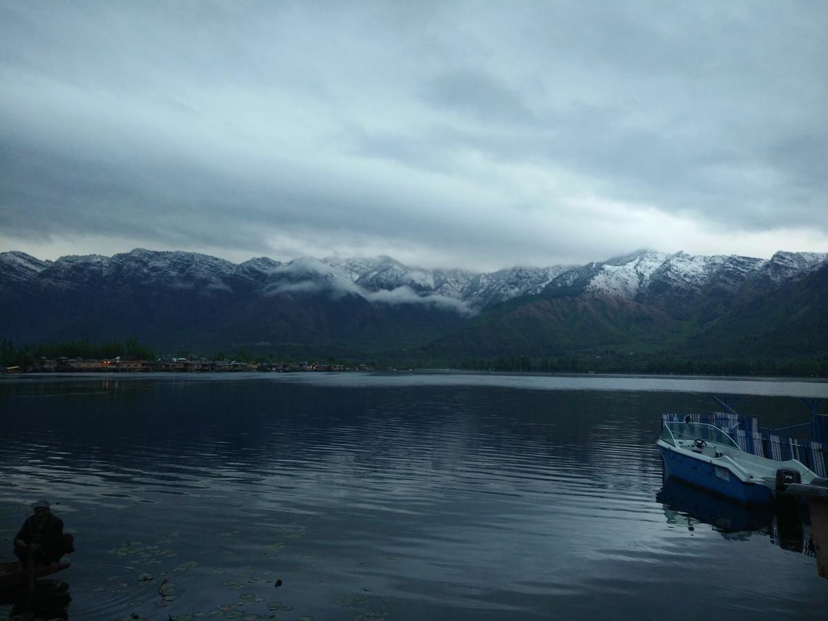 Houseboat Young Snow View Front Line Dal Lake Срінагар Екстер'єр фото
