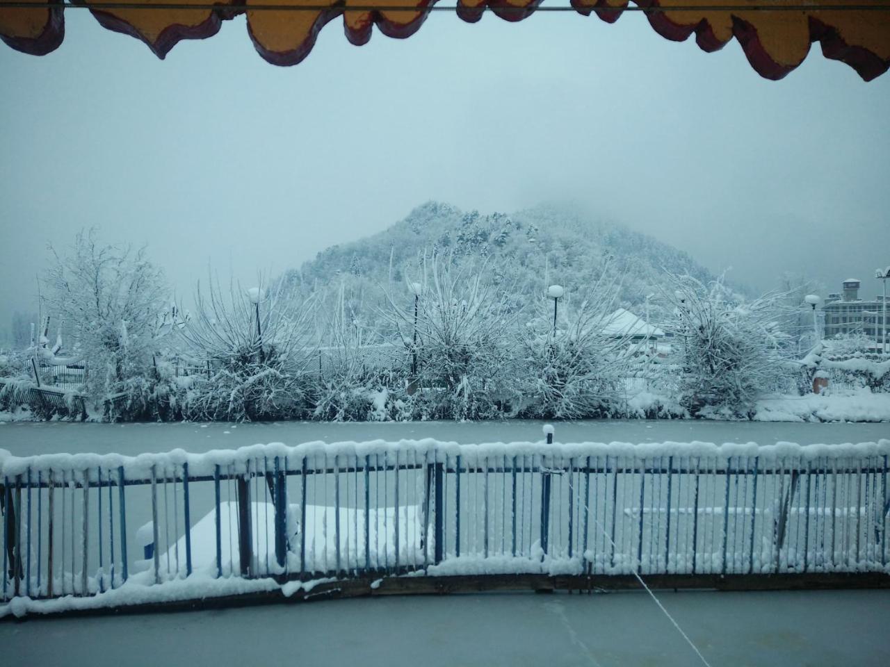 Houseboat Young Snow View Front Line Dal Lake Срінагар Екстер'єр фото